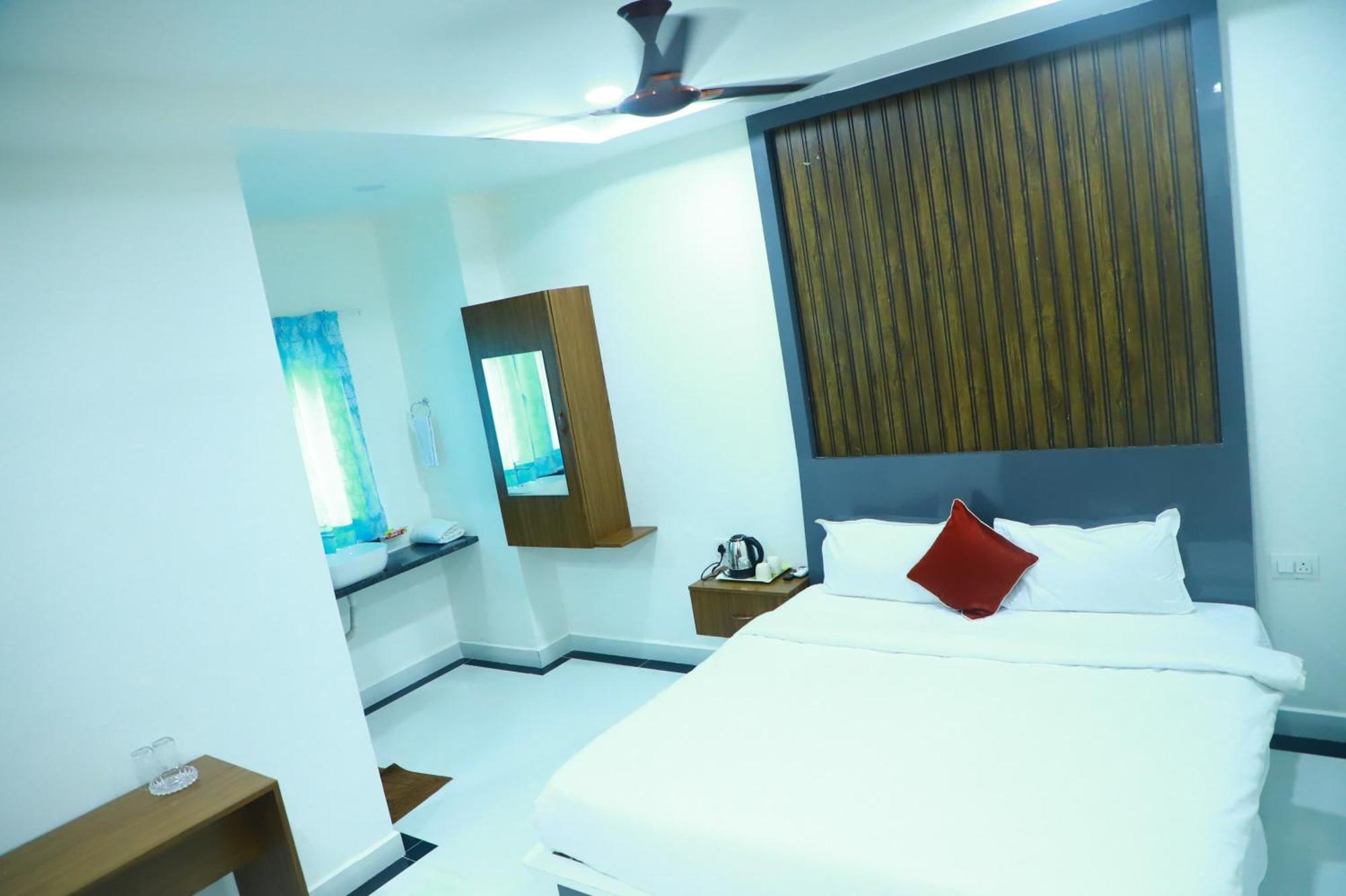 Sri Raghavendra Grand Hotel Turkapally Exterior photo